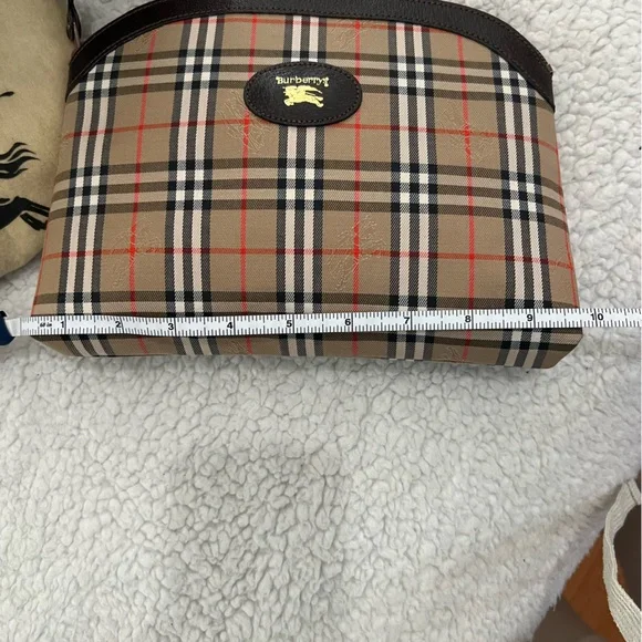 Burberry pouch like new - Picture 9 of 11